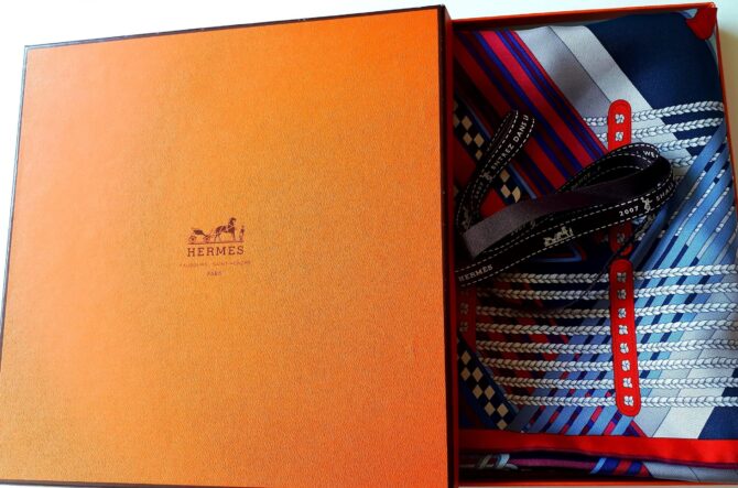 Carré Hermès Sangles en zigzag par Virginie Jamin 2017 Etat neuf, livrée dans sa boîte – Image 8
