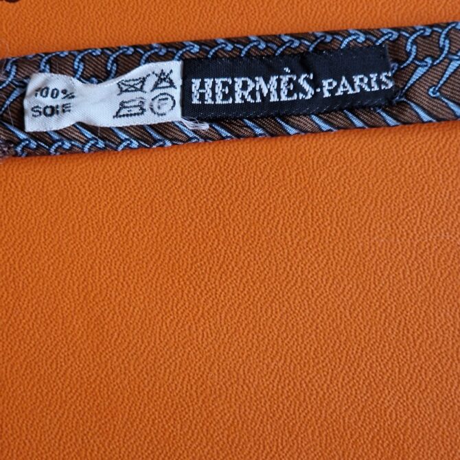 Noeud papillon Hermès fond bleu marine – Image 4