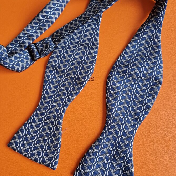 Noeud papillon Hermès fond bleu marine