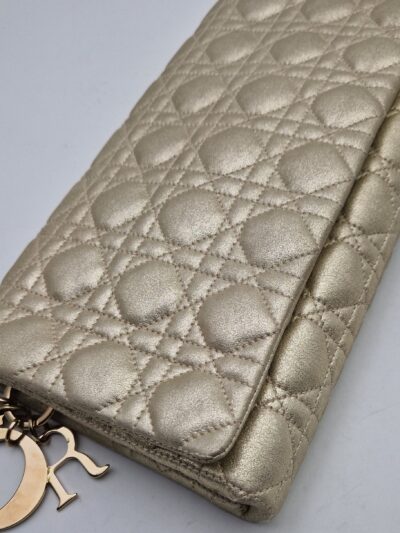 Sac pochette Christian Dior en cuir matelassé doré