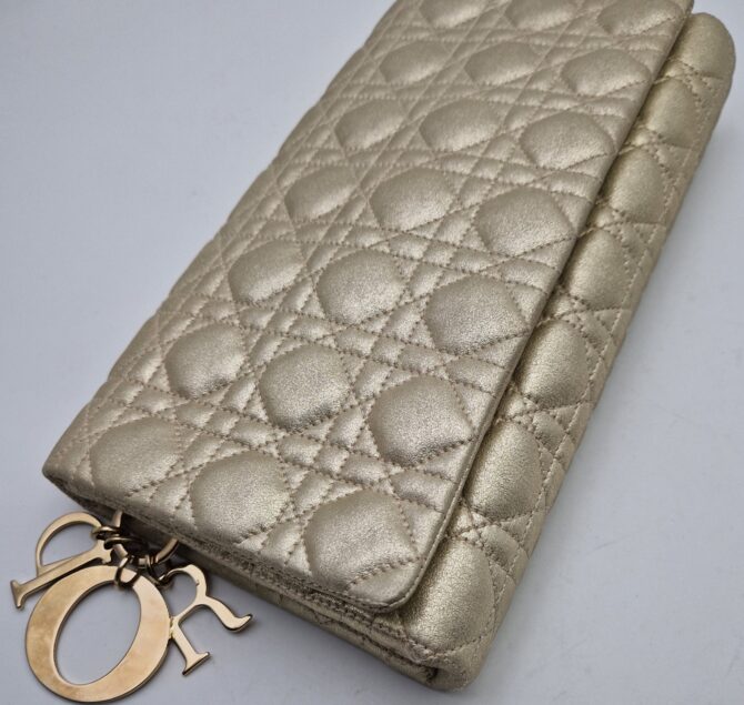 Sac pochette Christian Dior en cuir matelassé doré