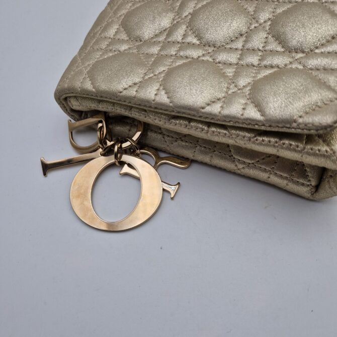 Sac pochette Christian Dior en cuir matelassé doré – Image 4