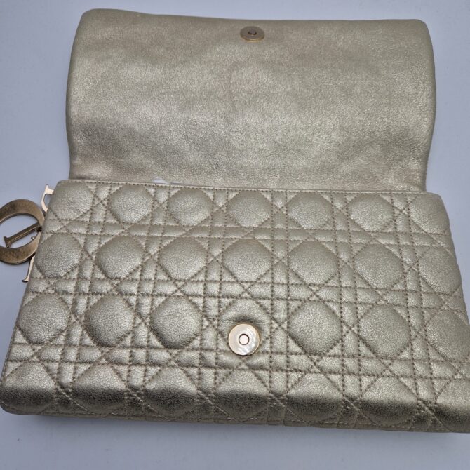 Sac pochette Christian Dior en cuir matelassé doré – Image 8
