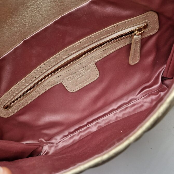 Sac pochette Christian Dior en cuir matelassé doré – Image 6