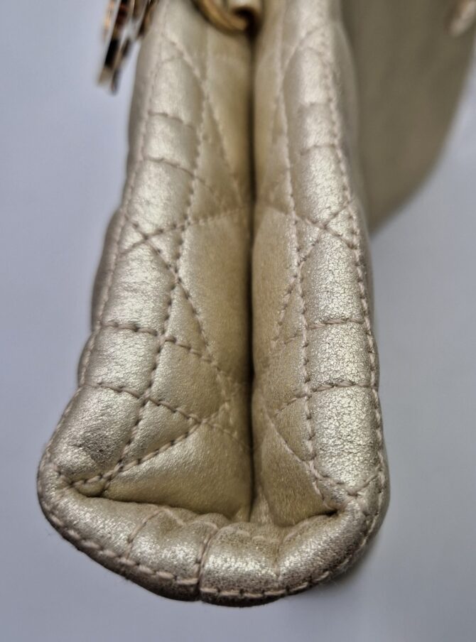 Sac pochette Christian Dior en cuir matelassé doré – Image 5