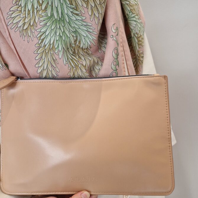Sac pochette Azzedine Alaia, cuir beige