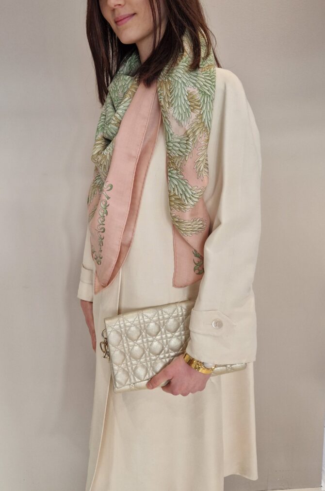Sac pochette Christian Dior en cuir matelassé doré – Image 2