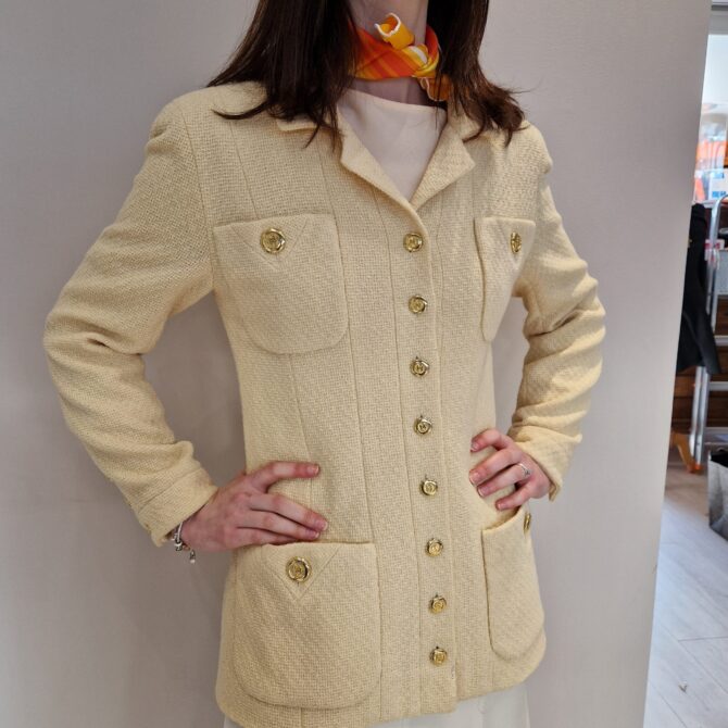 Veste longue  Chanel années 90 en tweed jaune – Image 4