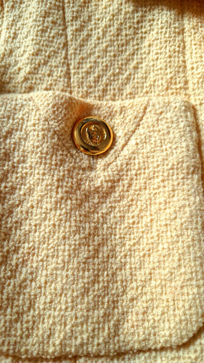 Veste longue  Chanel années 90 en tweed jaune – Image 5