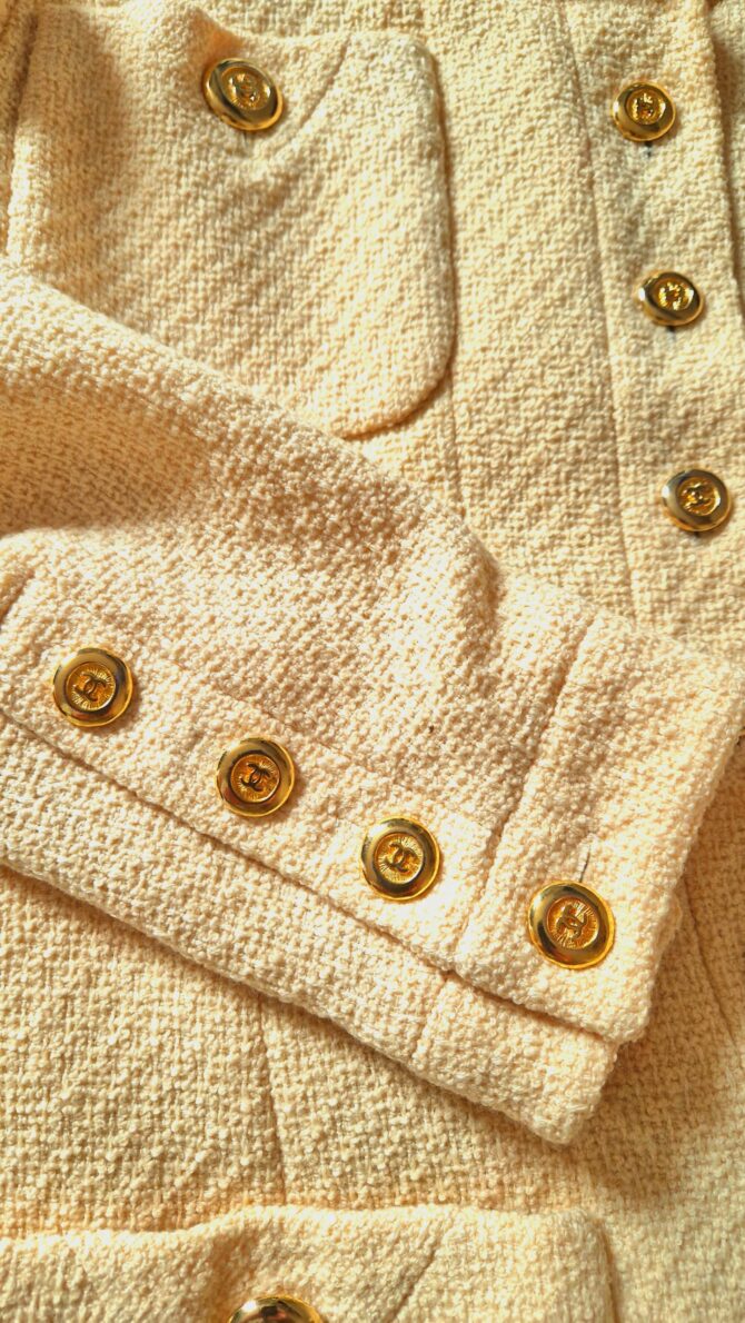 Veste longue  Chanel années 90 en tweed jaune – Image 6