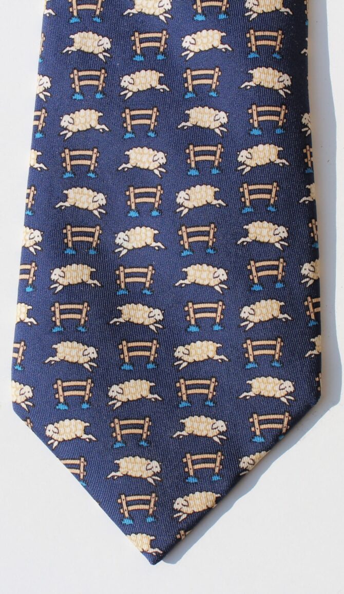 Cravate Hermès Motifs Moutons et barrières en forme de H – Image 4
