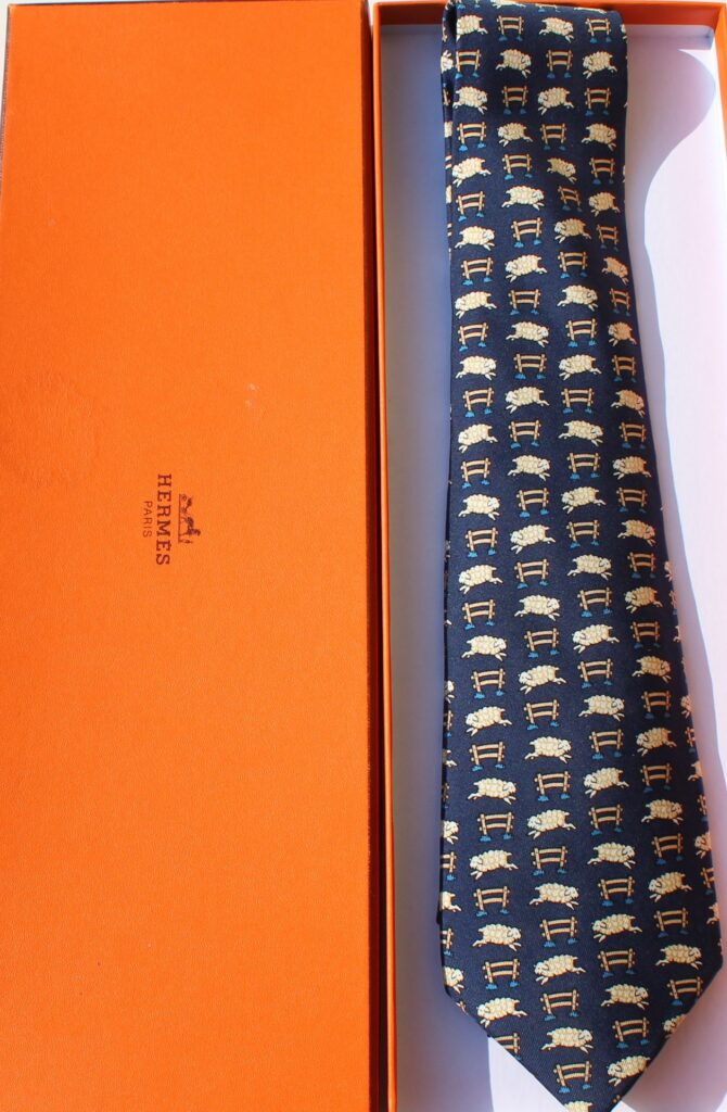 Cravate Hermès Motifs Moutons et barrières en forme de H