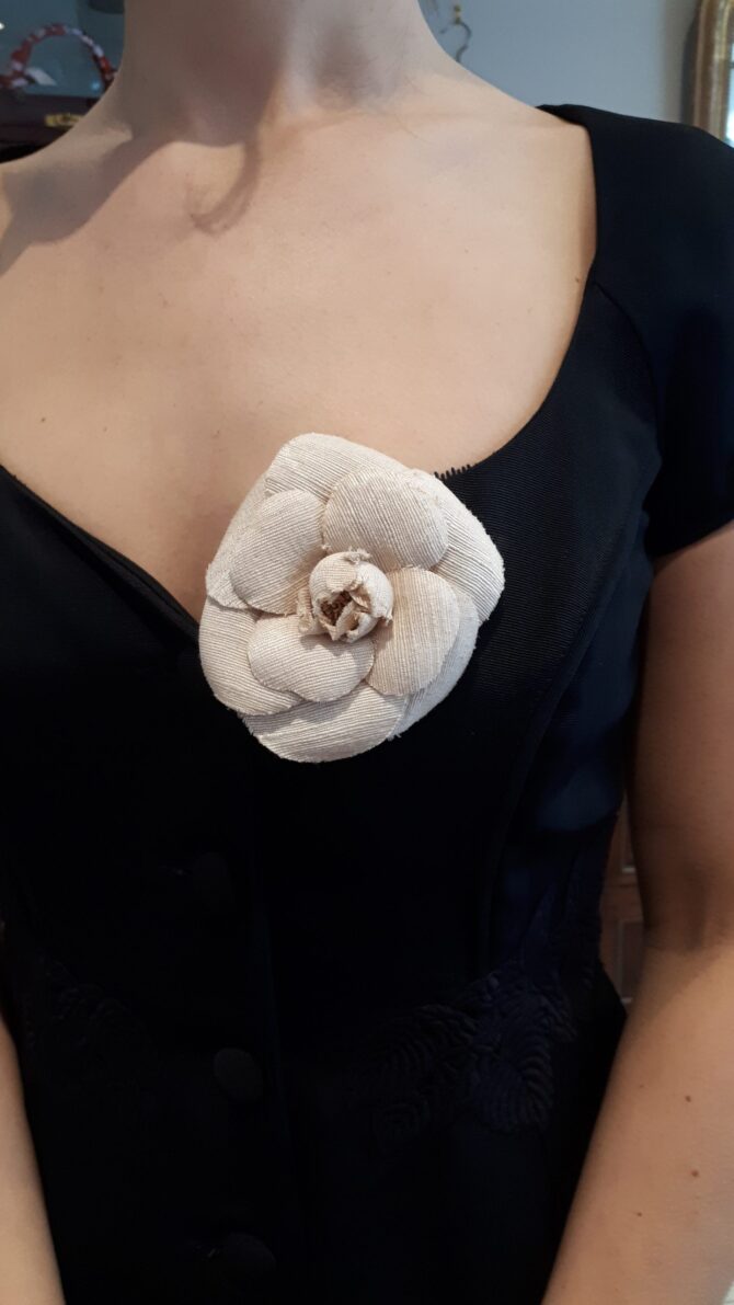 Broche Camélia Chanel Etat neuf – Image 2