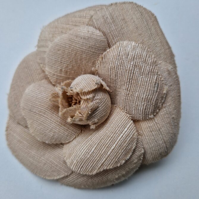 Broche Camélia Chanel Etat neuf – Image 3