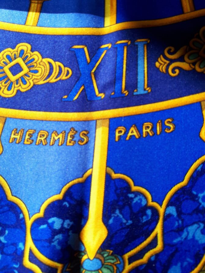 Carré Hermès Carpe Diem,  foulard en soie par Joachim Metz 1984 Livré dans sa boîte. – Image 9