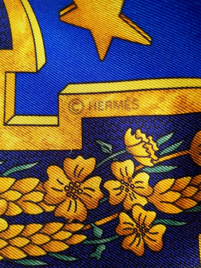 Carré Hermès Carpe Diem,  foulard en soie par Joachim Metz 1984 Livré dans sa boîte. – Image 7