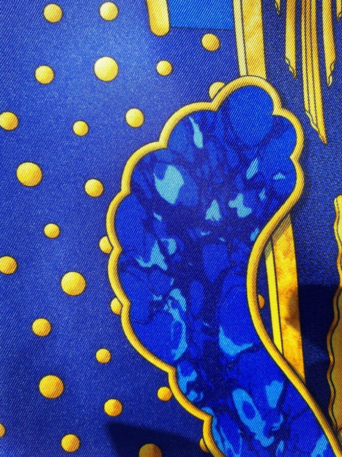 Carré Hermès Carpe Diem,  foulard en soie par Joachim Metz 1984 Livré dans sa boîte. – Image 4