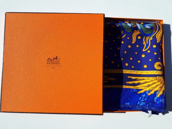 Carré Hermès Carpe Diem,  foulard en soie par Joachim Metz 1984 Livré dans sa boîte. – Image 3