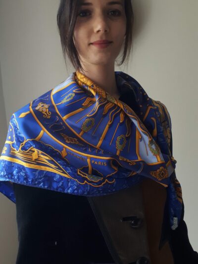 Carré Hermès Carpe Diem,  foulard en soie par Joachim Metz 1984 Livré dans sa boîte.