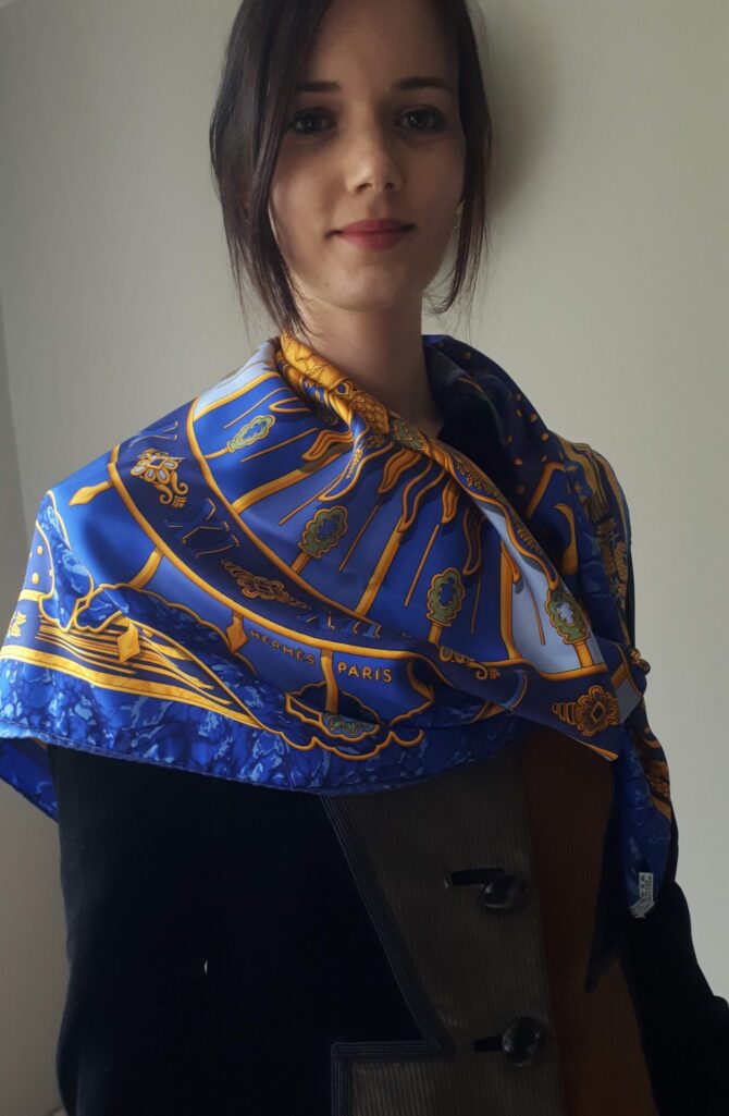 Carré Hermès Carpe Diem,  foulard en soie par Joachim Metz 1984 Livré dans sa boîte.