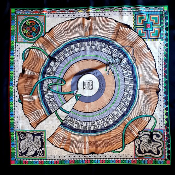 Carré Hermès Cent plis des Miao par Aline Honoré 2010 disponible autre coloris