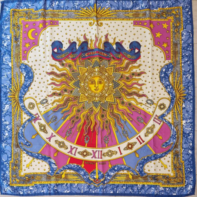 CARPE DIEM Hermès,  foulard en soie à l' Etat neuf par Joachim Metz 1984 Livré dans sa boîte.