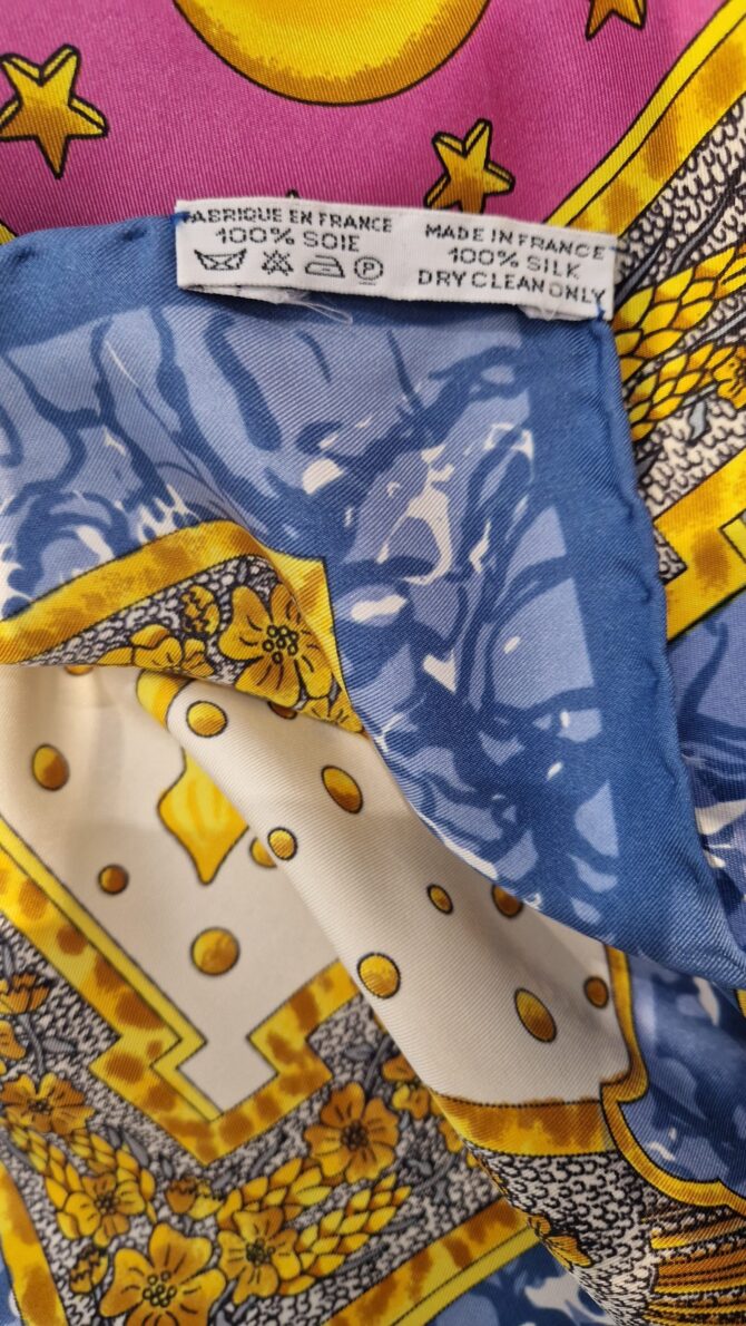 CARPE DIEM Hermès,  foulard en soie à l' Etat neuf par Joachim Metz 1984 Livré dans sa boîte. – Image 3