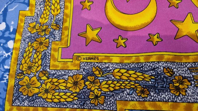 CARPE DIEM Hermès,  foulard en soie à l' Etat neuf par Joachim Metz 1984 Livré dans sa boîte. – Image 4