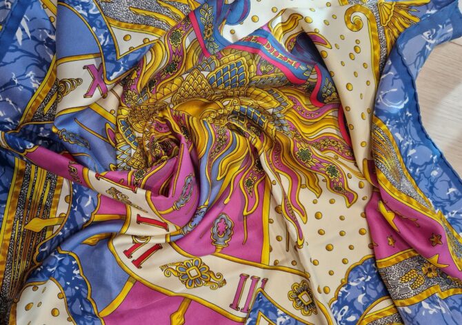CARPE DIEM Hermès,  foulard en soie à l' Etat neuf par Joachim Metz 1984 Livré dans sa boîte. – Image 5