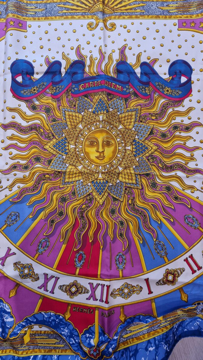 CARPE DIEM Hermès,  foulard en soie à l' Etat neuf par Joachim Metz 1984 Livré dans sa boîte. – Image 6
