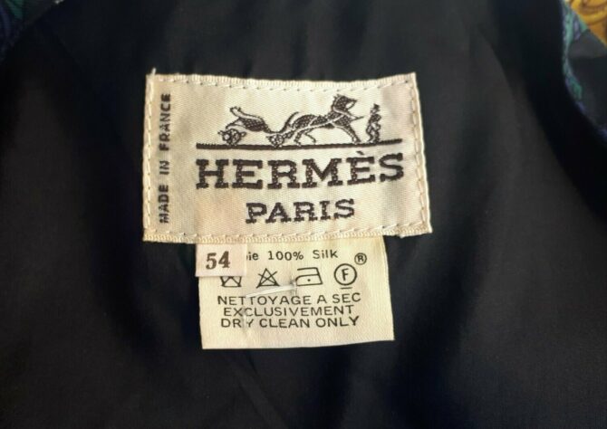 Rare Gilet Hermès Soie d 'après le carré Hermès Torana – Image 4