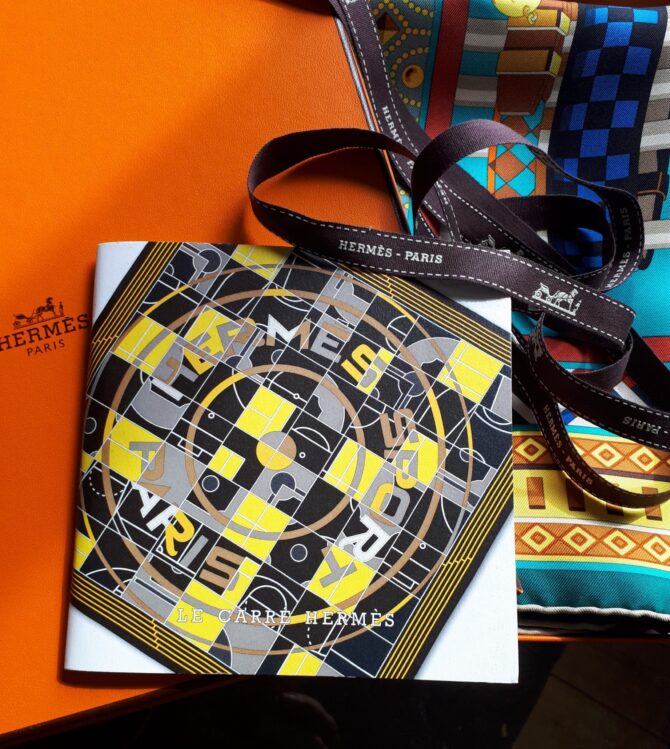Carré Hermès Colliers de chien dessiné par Virginie Jamin – Image 2
