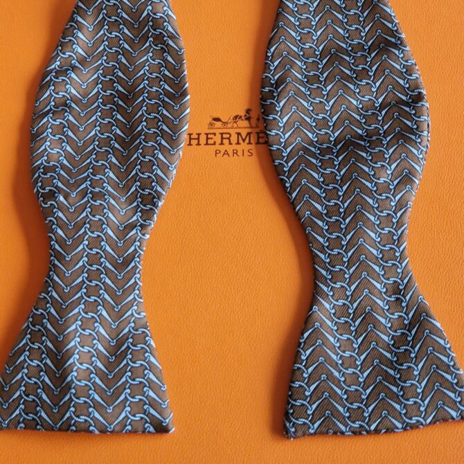 Noeud papillon Hermès fond marron – Image 2