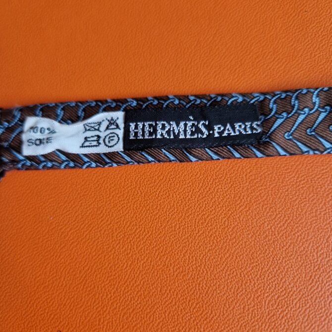 Noeud papillon Hermès fond marron – Image 3