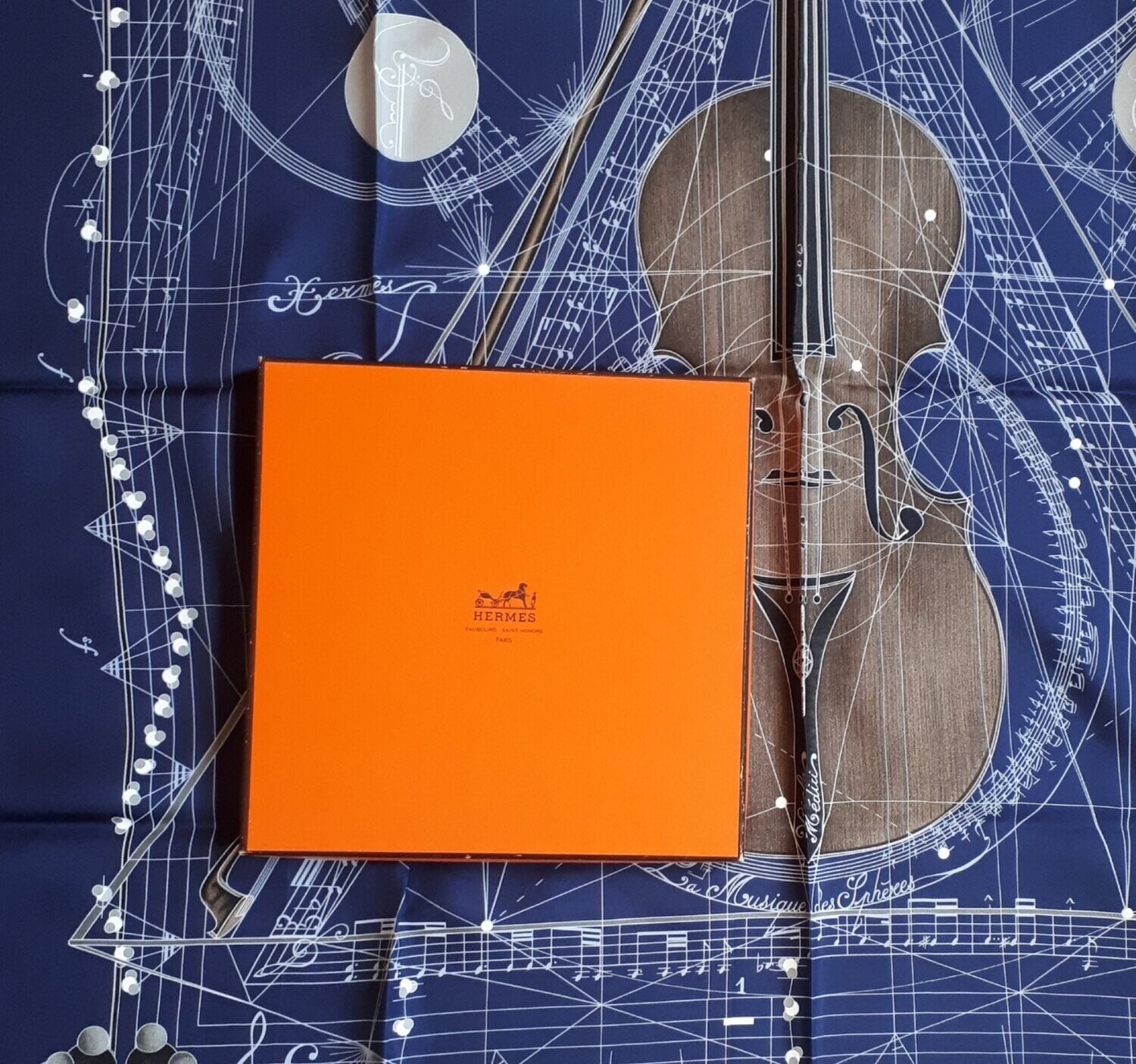 Carré en soie La musique des sphères par Zoe Pauwels