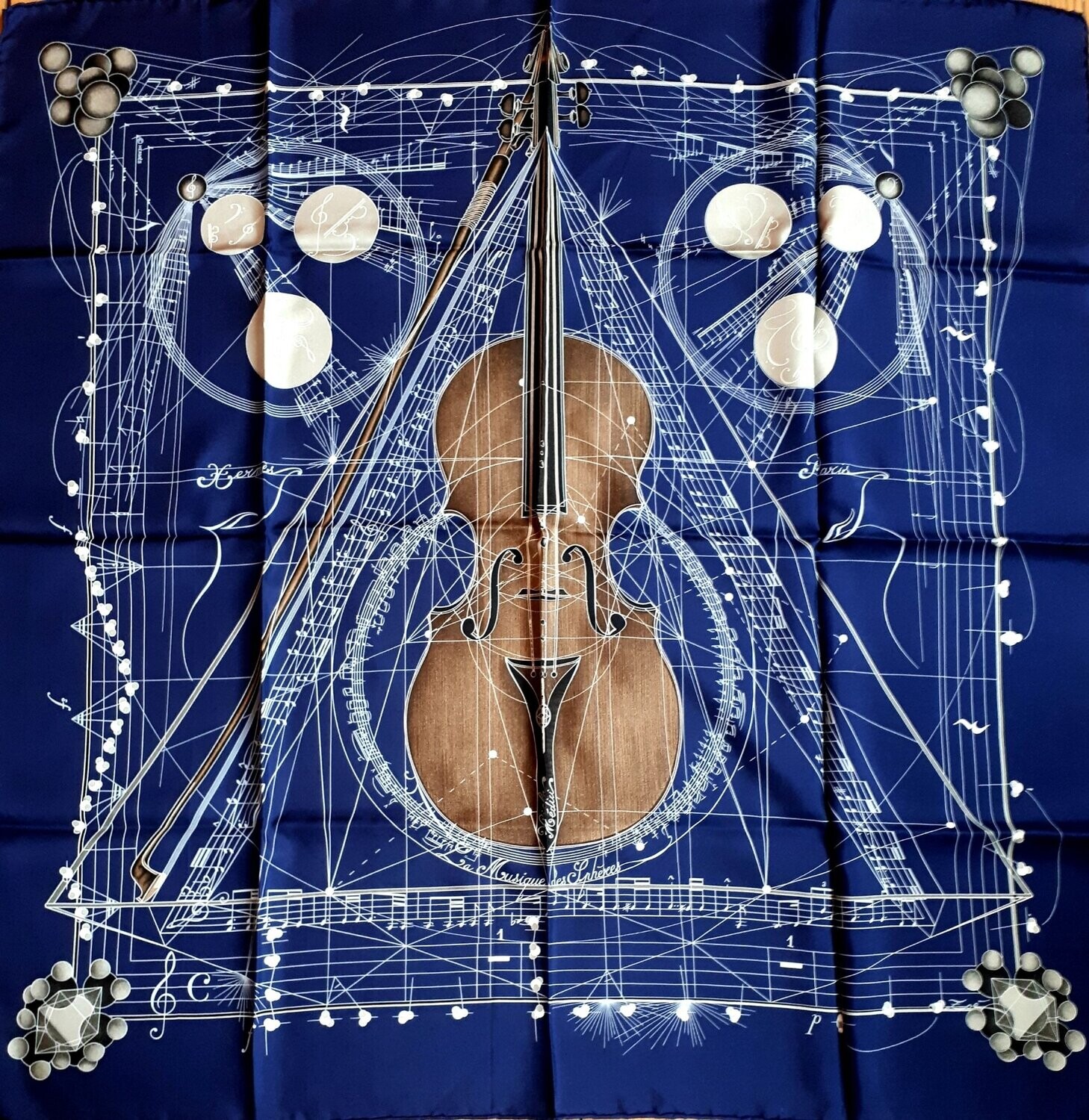 Carré en soie La musique des sphères par Zoe Pauwels – Image 2