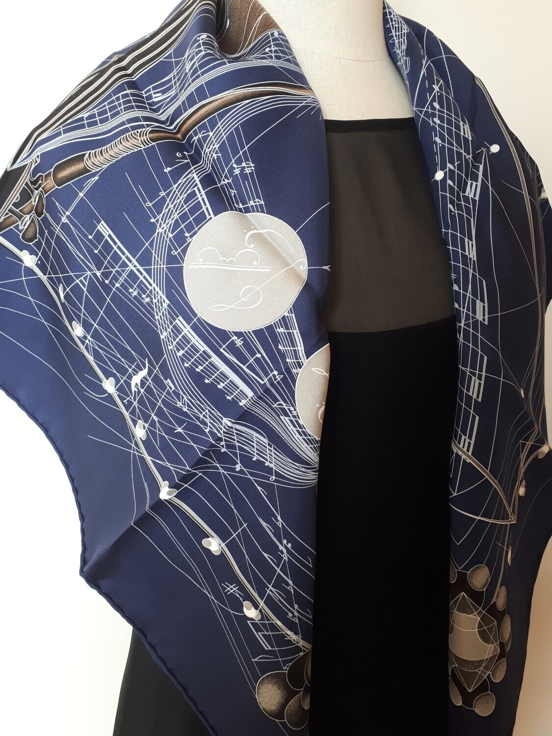 Carré en soie La musique des sphères par Zoe Pauwels – Image 4