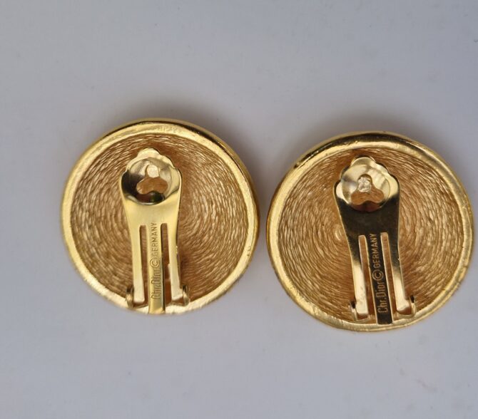 Boucles  d'oreilles Christian Dior ornées des initiales CD – Image 3