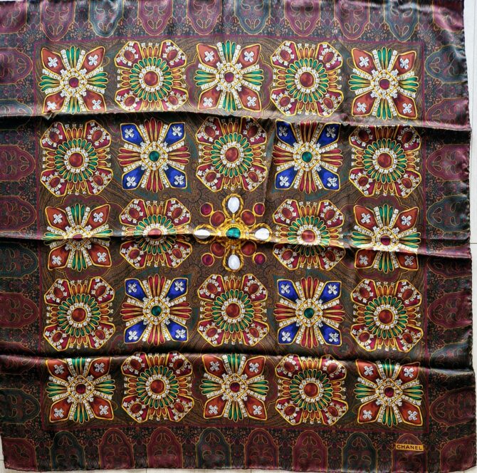 Foulard Chanel en soie thème bijoux