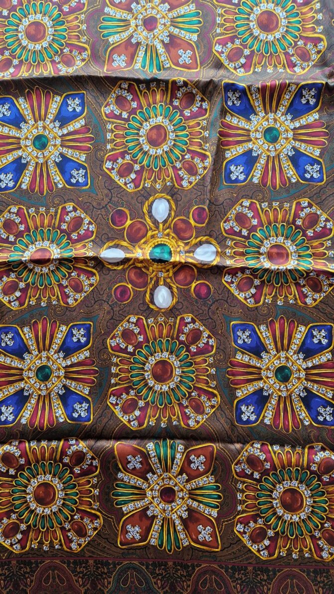 Foulard Chanel en soie thème bijoux – Image 3
