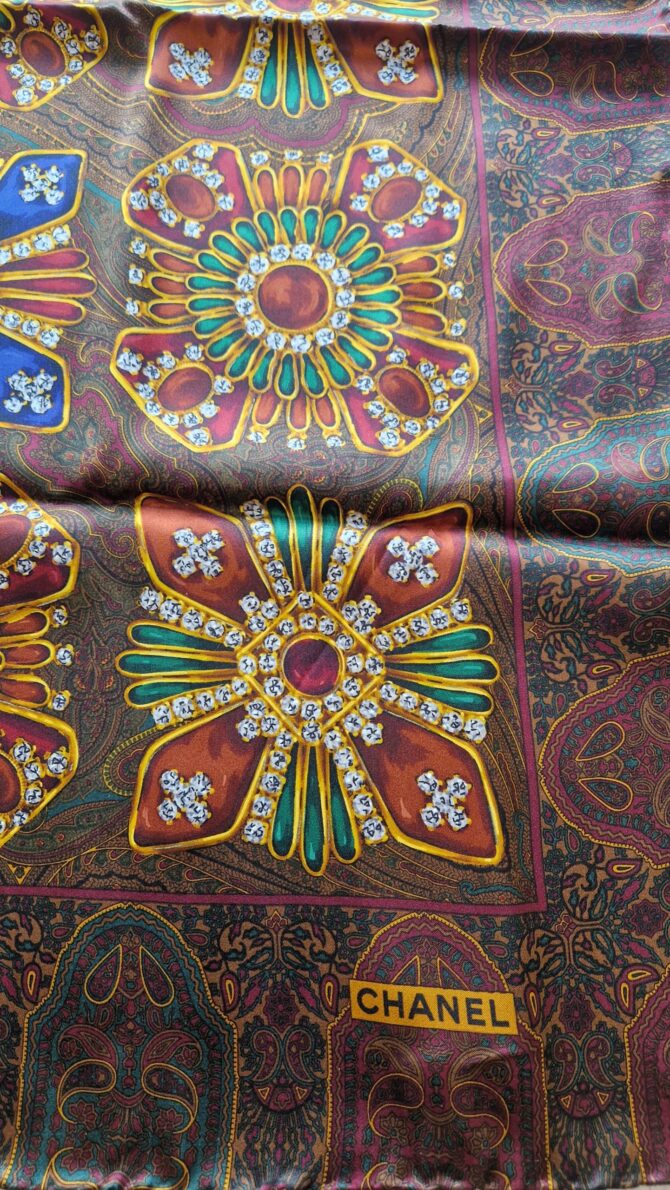 Foulard Chanel en soie thème bijoux – Image 4