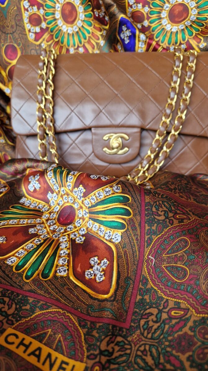 Foulard Chanel en soie thème bijoux – Image 7