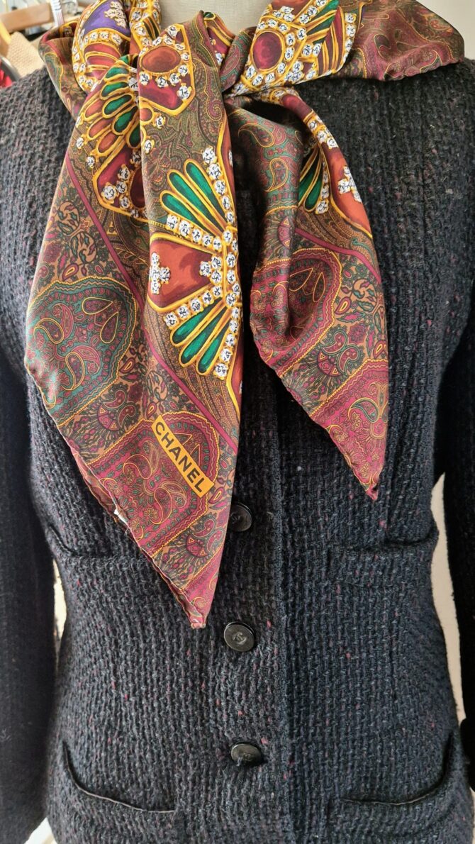Foulard Chanel en soie thème bijoux – Image 2