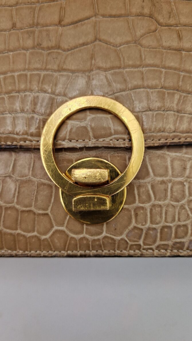 Sac  Hermès modèle Ring  en crocodile beige des années 70 – Image 4