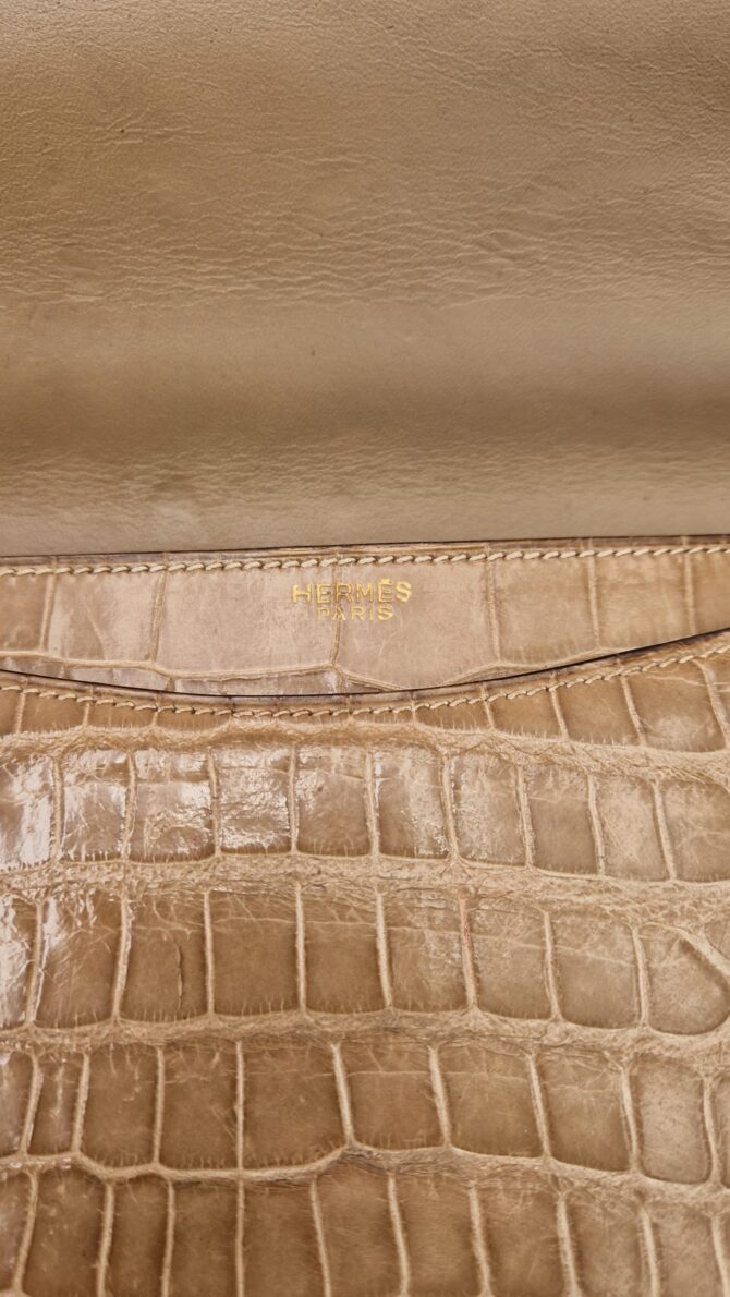 Sac  Hermès modèle Ring  en crocodile beige des années 70 – Image 2