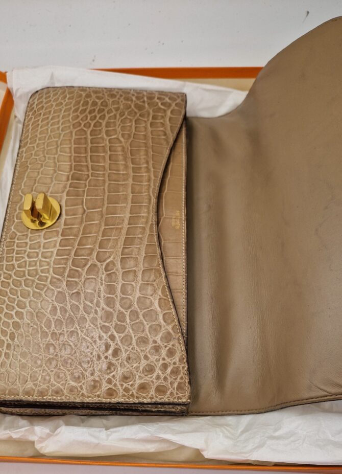 Sac  Hermès modèle Ring  en crocodile beige des années 70 – Image 6
