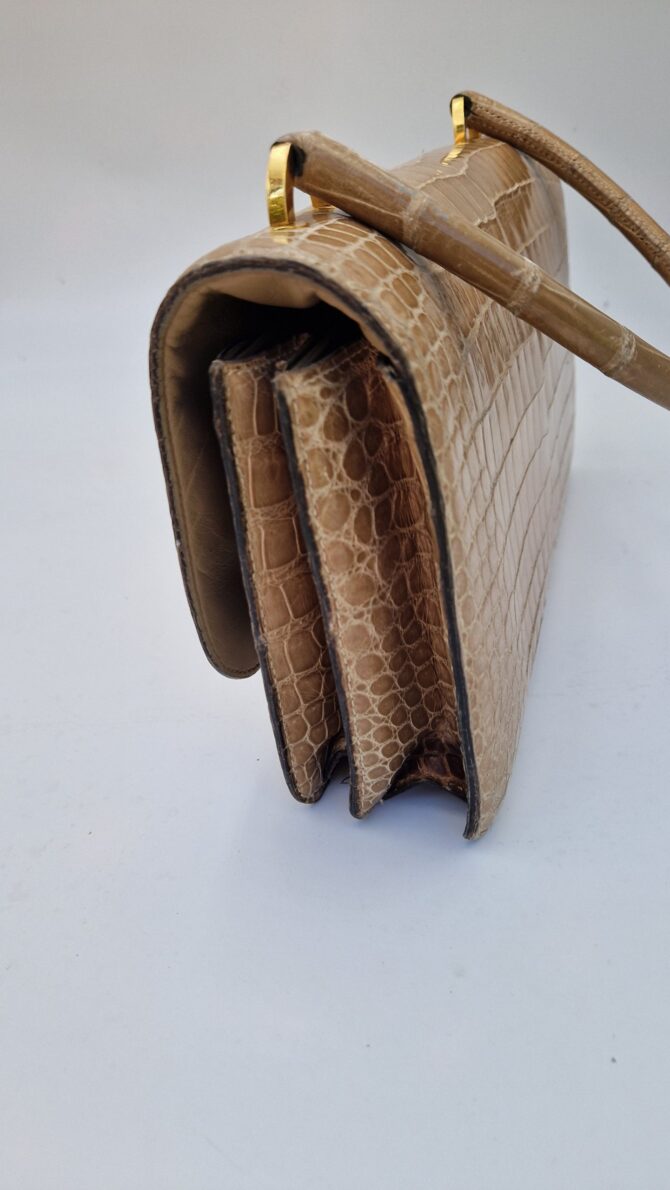 Sac  Hermès modèle Ring  en crocodile beige des années 70 – Image 7
