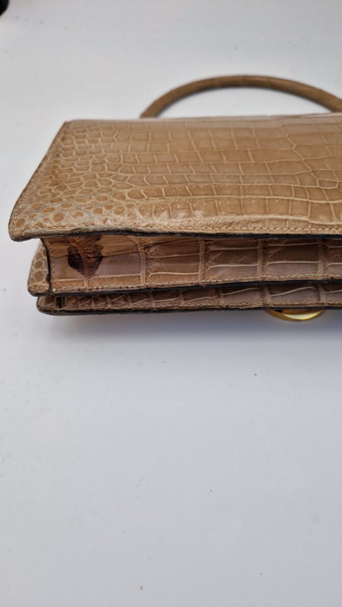 Sac  Hermès modèle Ring  en crocodile beige des années 70 – Image 13