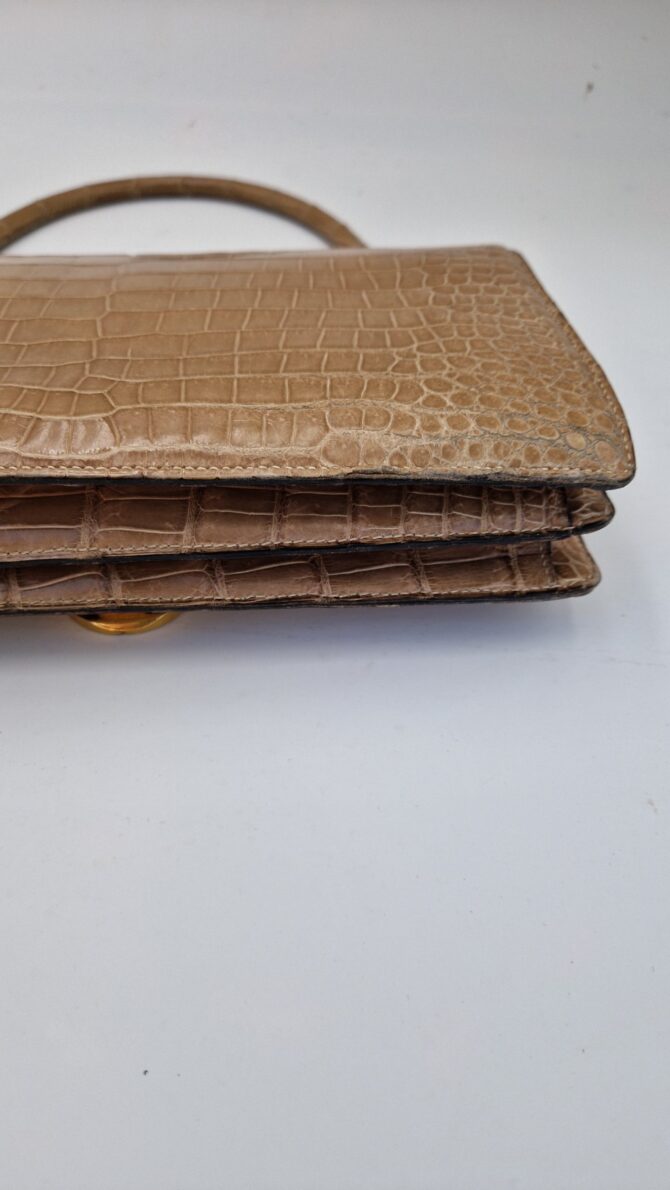 Sac  Hermès modèle Ring  en crocodile beige des années 70 – Image 8