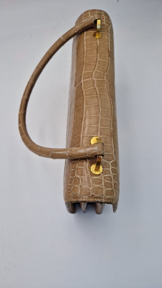 Sac  Hermès modèle Ring  en crocodile beige des années 70 – Image 10